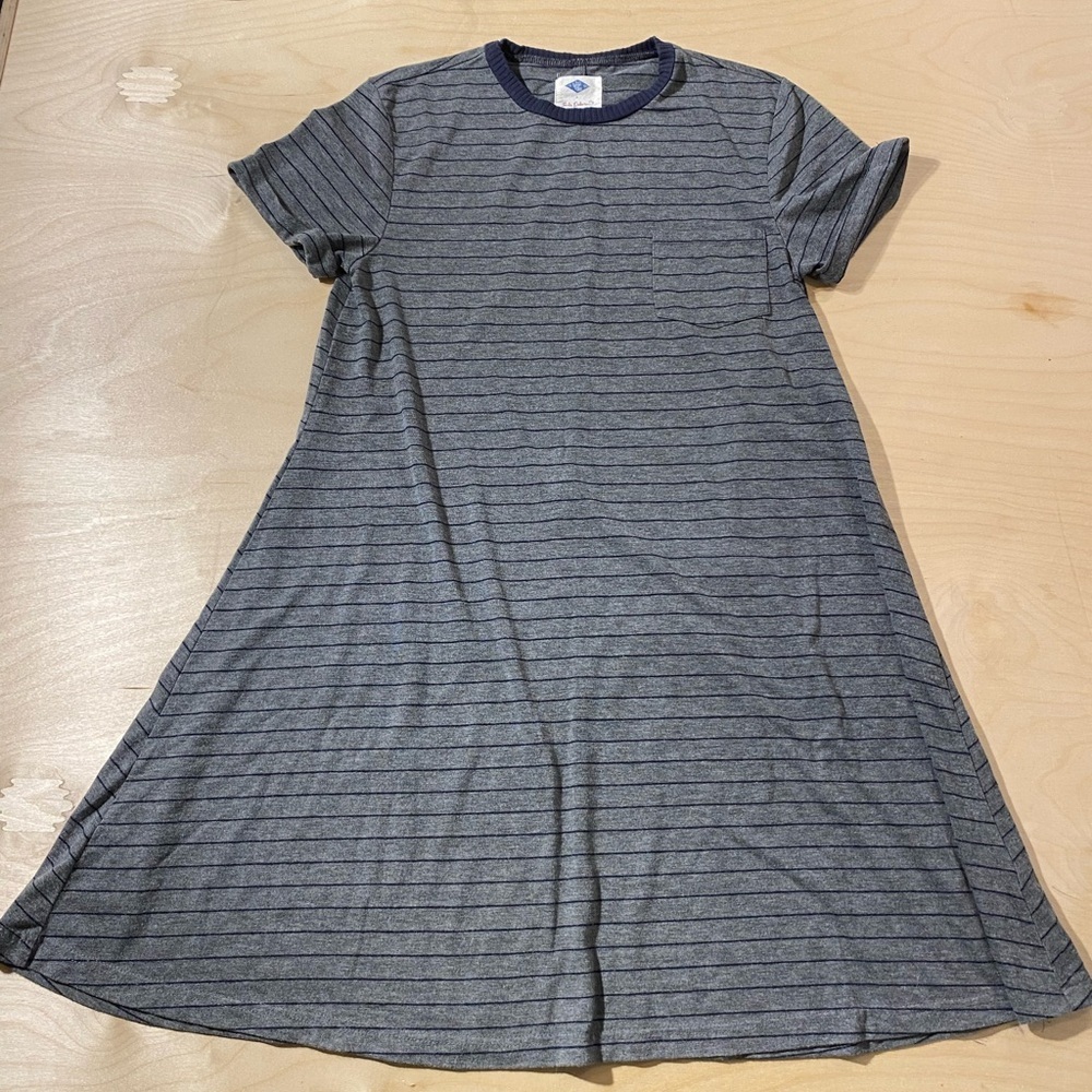 Wild Blue by Sadie Robinson Striped Gray T-Shirt Dress Medium (IX)